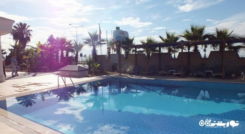 نمای کلی استخر روباز هتل